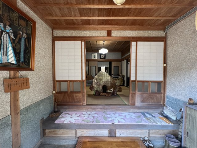 鏡野町百谷 中古住宅 7DK＋S＋離れの玄関|ゆったりとした上質感のある玄関