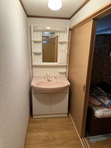 鏡野町百谷 中古住宅 7DK＋S＋離れの独立洗面台|離れ洗面化粧台