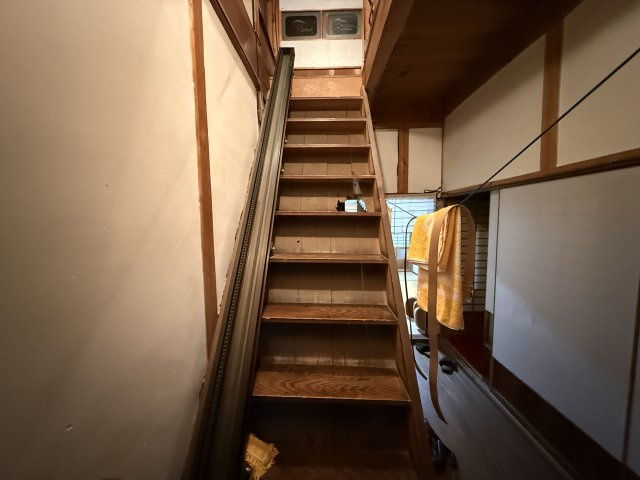 鏡野町百谷 中古住宅 7DK＋S＋離れの内装|階段