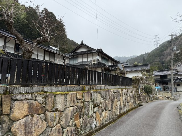 鏡野町百谷 中古住宅 7DK＋S＋離れの前面道路含む現地写真