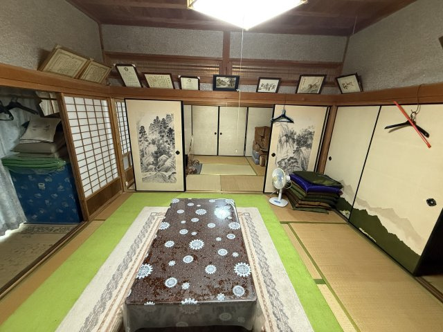 鏡野町百谷 中古住宅 7DK＋S＋離れの居間・リビング|１階和室8畳