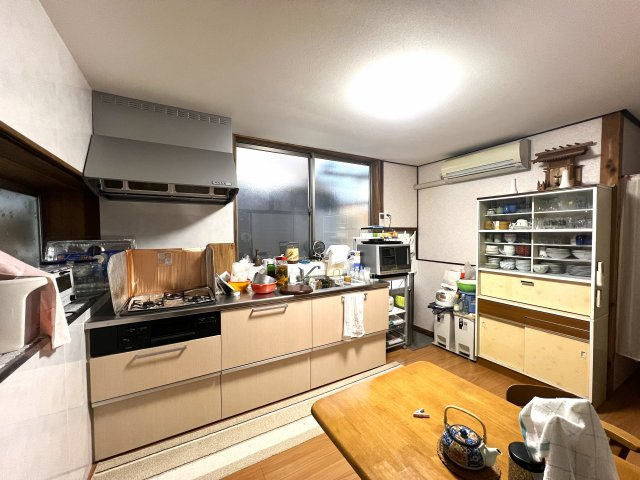 鏡野町百谷 中古住宅 7DK＋S＋離れのキッチン|勝手口や窓の多いダイニングキッチン