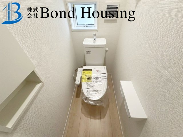 全10区画　WIC付収納豊富　明石市北王子町　9号棟　新築戸建のトイレ