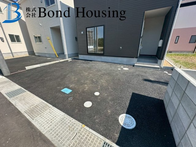 全10区画　WIC付収納豊富　明石市北王子町　9号棟　新築戸建の駐車場