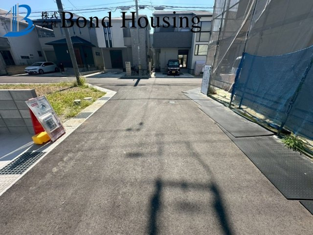 全10区画　WIC付収納豊富　明石市北王子町　9号棟　新築戸建の前面道路含む現地写真