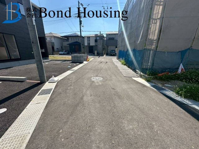 全10区画　ワイドバルコニー　明石市北王子町　8号棟　新築戸建の前面道路含む現地写真