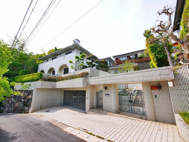 法蓮佐保山シェアハウスの外観