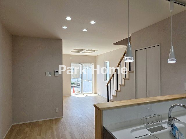 高知市秦南町2丁目 新築戸建ての居間・リビング|１F:10.8LDK