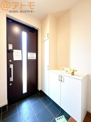 【玄関】 | 清水区横砂南町5期　新築戸建　2号棟 | 収納スペースも充実した玄関。整理整頓がしやすい設計です。