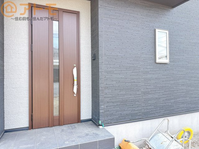 【玄関】 | 清水区横砂南町5期　新築戸建　2号棟 | 落ち着いた色合いの玄関はダブルロックで防犯性に優れた仕様になっています♪