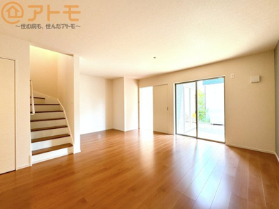 【居間・リビング】 | 清水区横砂南町5期　新築戸建　2号棟 | 日当たりのよいリビングは、一年を通してぽかぽかとしています。家族が自然と集まる空間になりそうですね♪