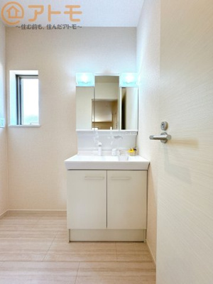 【独立洗面台】 | 清水区横砂南町5期　新築戸建　2号棟 | シャワータイプの洗面台は、洗濯物の土汚れなどの予洗いもしやすいため、お子様のいるご家庭でも大活躍！