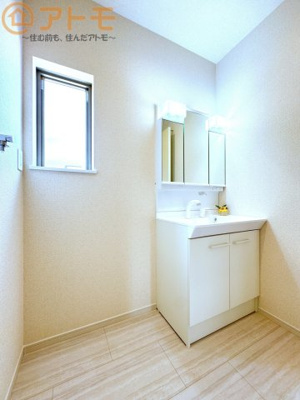 【独立洗面台】 | 清水区横砂南町5期　新築戸建　2号棟 | 三面鏡の中は収納になっているため、スッキリとした洗面台を保つことができます♪