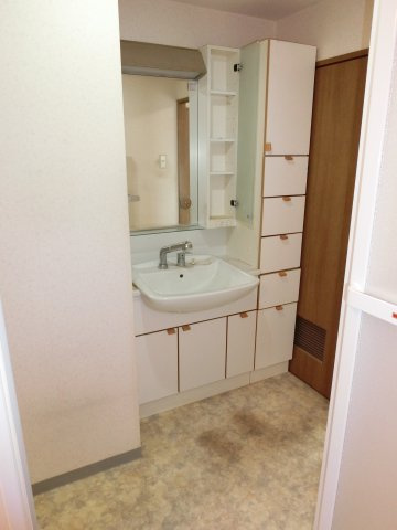 リベール明石Ⅰの洗面所|ゆったりとスペースのある洗面所