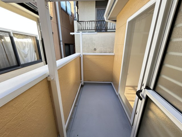 【バルコニー】 | 青木町中古戸建て | 暖かな日差しのふりそそぐバルコニー