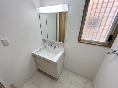 【独立洗面台】 | 青木町中古戸建て | 朝の支度にも助かる、独立の洗髪洗面化粧台