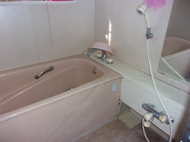 東垂水町字高丸中古戸建の浴室|コンパクトで使いやすいお風呂です