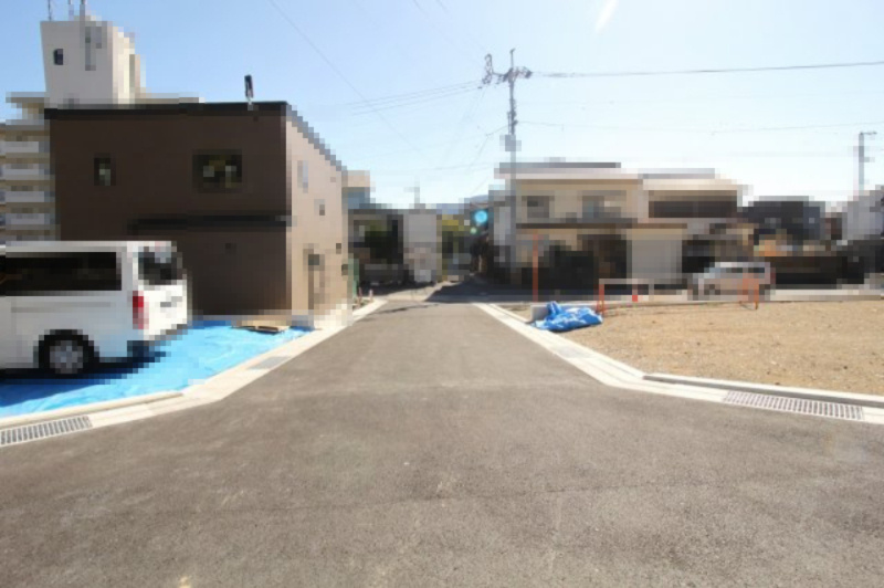 石立町　建築条件付き　売土地　2号地　（全8区画）の前面道路含む現地写真