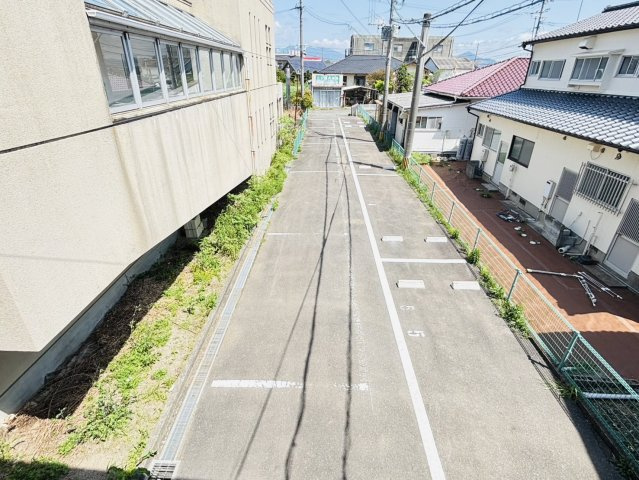 ラフテル小郡の駐車場