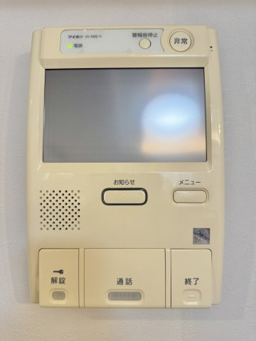 入野パークホームズの防犯設備|モニター付きインターホン！相手の顔が良く見えます！誰が来たかすぐ分かるので防犯対策にもなりますね！　