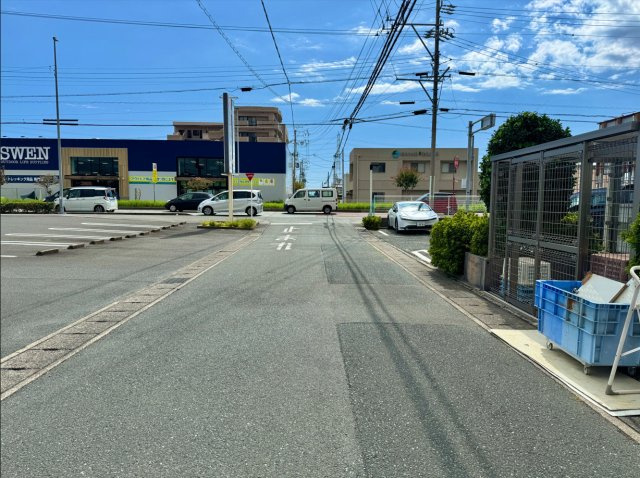 入野パークホームズのその他|前面道路を北側から南向きに撮影しました。