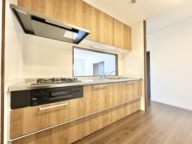 アーバンライフ江西Bのキッチン|キッチンに立ちながらご家族とのコミュニケーションが取れる！ご家族との距離が近くに感じられそうですね！
