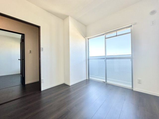 アーバンライフ江西Bの洋室|直射日光が入らないので、部屋の中が暑くなりすぎる心配がありません！
