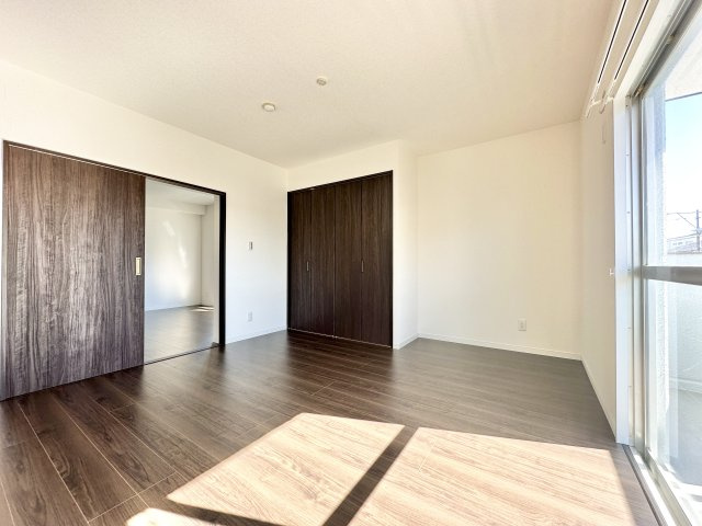 アーバンライフ江西Bの洋室|リビングから繋がる洋室。客間として、お子様のお昼寝やルームとしてetc...使い道は様々です。