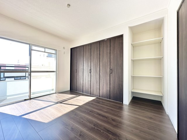 アーバンライフ江西Bの洋室|西の壁一面がクローゼットになっています！かなりの収納量のため、洋服好きな方にオススメ！
