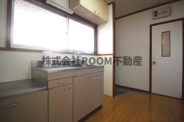 天神ハイツのキッチン|コンパクトなキッチンで掃除もラクラク