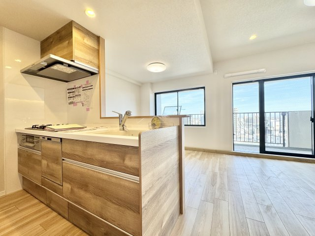 成子坂壱番街のキッチン|木目を活かした欧風調のキッチンです。