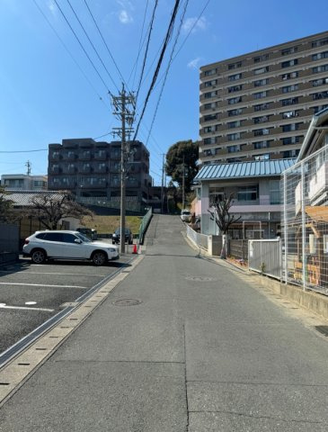 成子坂壱番街の周辺|マンションに続く前面道路です。