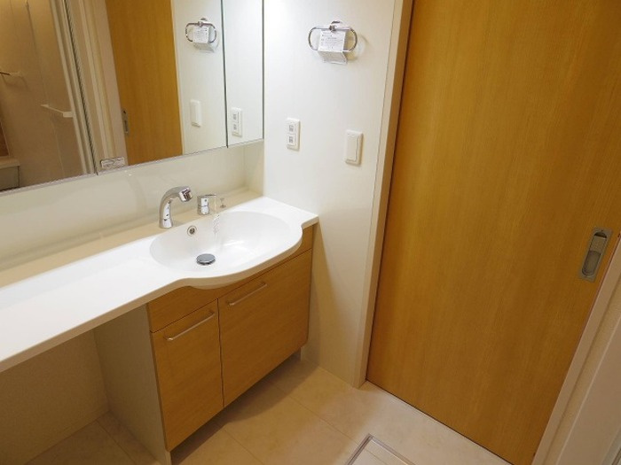 アユメノの独立洗面台|三面鏡付洗面化粧台