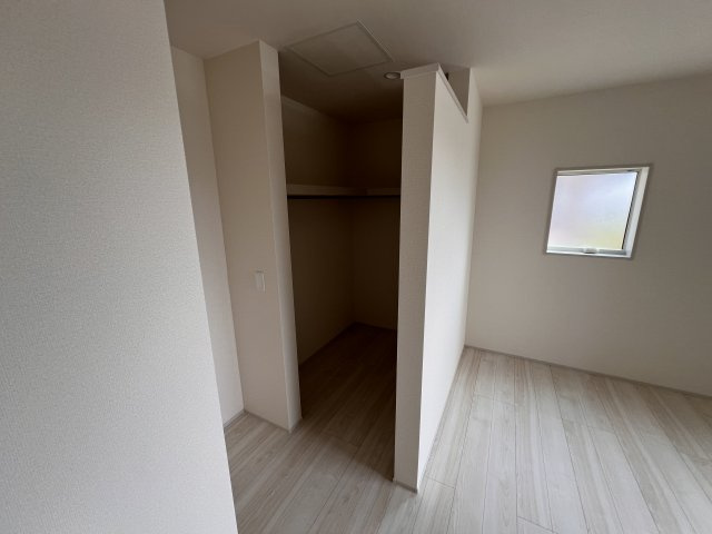 新築　富岡市富岡第13　Livele Garden.S　3号棟の収納|　主寝室の大型のウォークインクローゼットは収納ラクラク、お部屋スッキリ♪							
