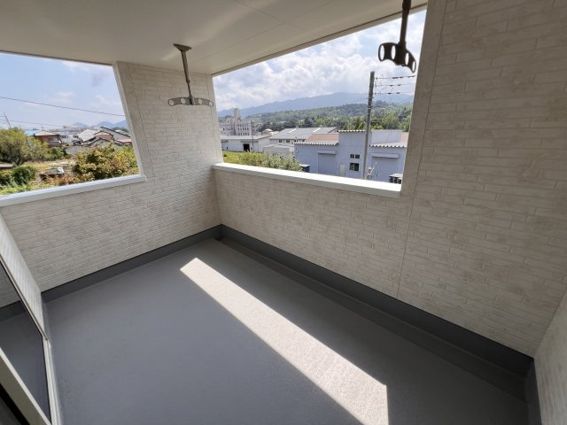 新築　富岡市富岡第13　Livele Garden.S　3号棟のバルコニー|　インナーバルコニーで少しの雨なら濡れずにすみます。天気が怪しいけど…という悩みも解消ですね!									

