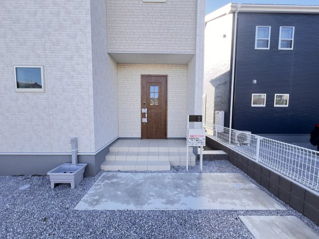 新築　富岡市富岡第13　Livele Garden.S　3号棟の玄関|　ポストと一体型のTVモニターホンでセキュリティ安心！
