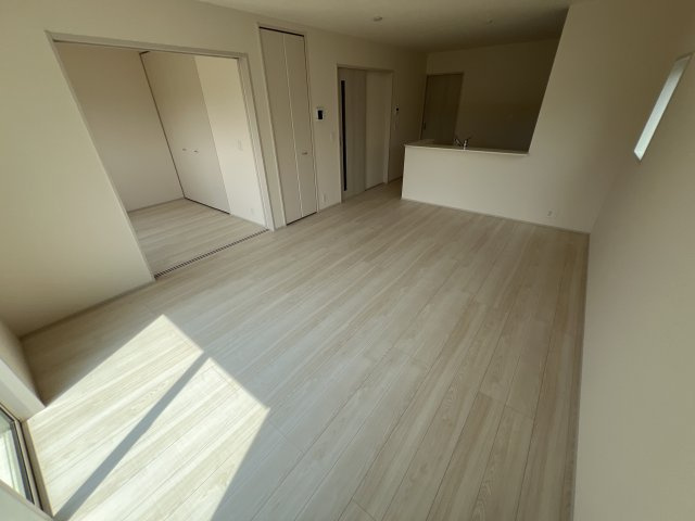新築　富岡市富岡第13　Livele Garden.S　3号棟の居間・リビング|　家族の会話が弾む対面キッチン。お子様の様子も確認できて安心ですね。
