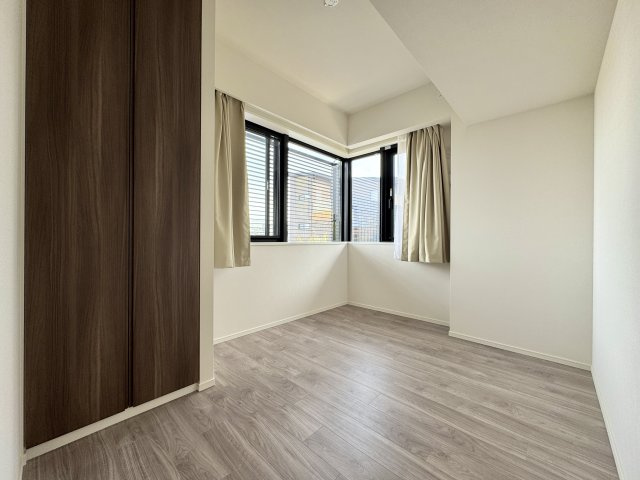 一条レジデンス西伊場の洋室|北側に位置する5.3帖の洋室です。
2面採光で充分明るさを確保できます。
