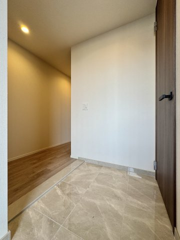 一条レジデンス西伊場の玄関|廊下とたたきの段差が少ないので視覚的にも広さを感じられます。埃もたまりにくいので掃除も楽々です。
