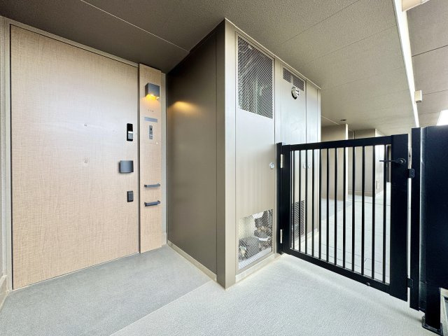 一条レジデンス西伊場のその他|玄関前は広々としたポーチがあり、プライバシーが守られます。