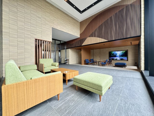 一条レジデンス西伊場のロビー|天井が高く、ホテルのような高級感の感じられる落ち着いた
空間です。