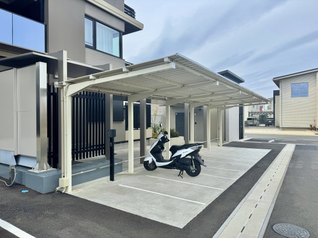 一条レジデンス西伊場のその他共用部分|バイクをお持ちの方に嬉しい屋根付バイク置場！しっかりと
スペースが確保されています。

