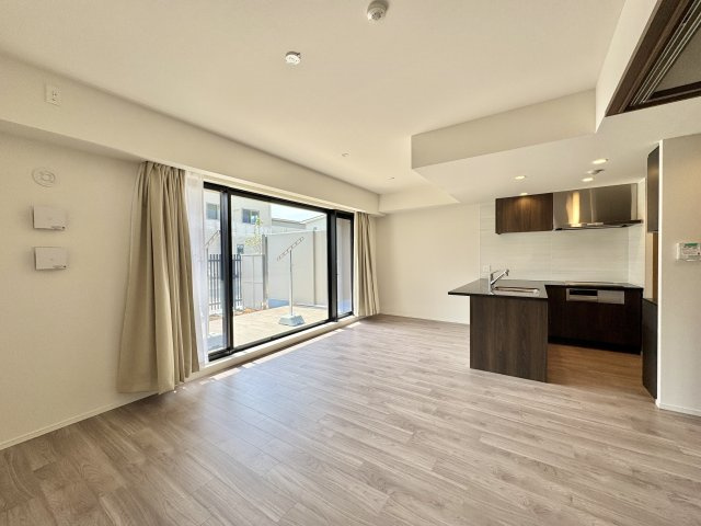 一条レジデンス西伊場の居間・リビング|17.4帖のLDKは開放感があり、どんなインテリアも合わせやすい
ナチュラルなクロスやフローリングが魅力です。
