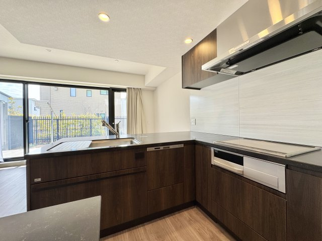 一条レジデンス西伊場のキッチン|外の景色を眺めながらまた家族とのコミュニケーションをとりながらお料理の準備ができます。便利な食器洗浄乾燥機付。
