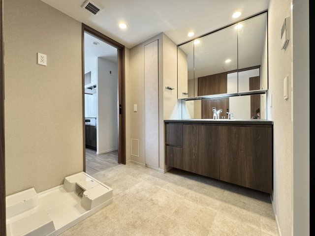 一条レジデンス西伊場の洗面所|大きな鏡の洗面台。二人並んで、身支度できるので朝の時間にゆとりが持てます。