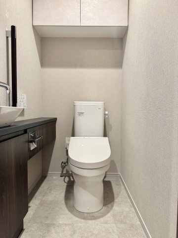 一条レジデンス西伊場のトイレ|手洗い器や収納棚があり使い勝手の良いトイレです。
