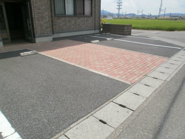 メゾン・ド・ソレイユＢの駐車場