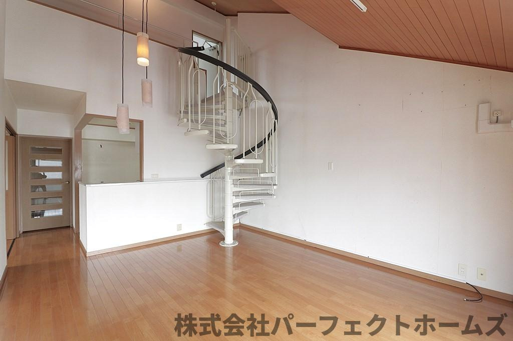 星和菊丘ハイツの居間・リビング|リビングにらせん階段があります