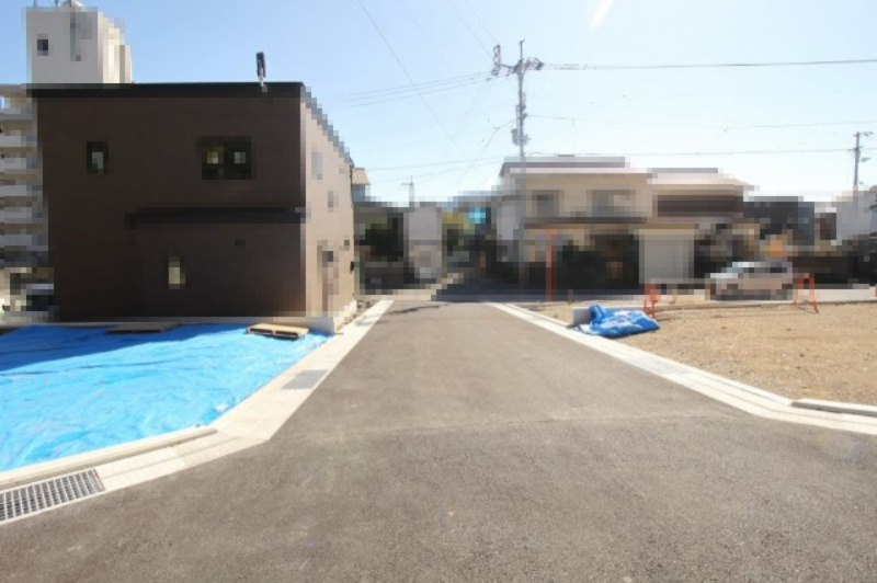 石立町　建築条件付き　売土地　5号地　（全8区画）の前面道路含む現地写真