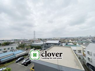 【展望】 | 眼前に広がる空の雄大さと、このお部屋の自慢の一つである「眺望」をご覧ください。毎日、この景色を独り占めできる新生活に夢が広がります。～即日のご見学可能～　お問合せはお気軽にどうぞ。
